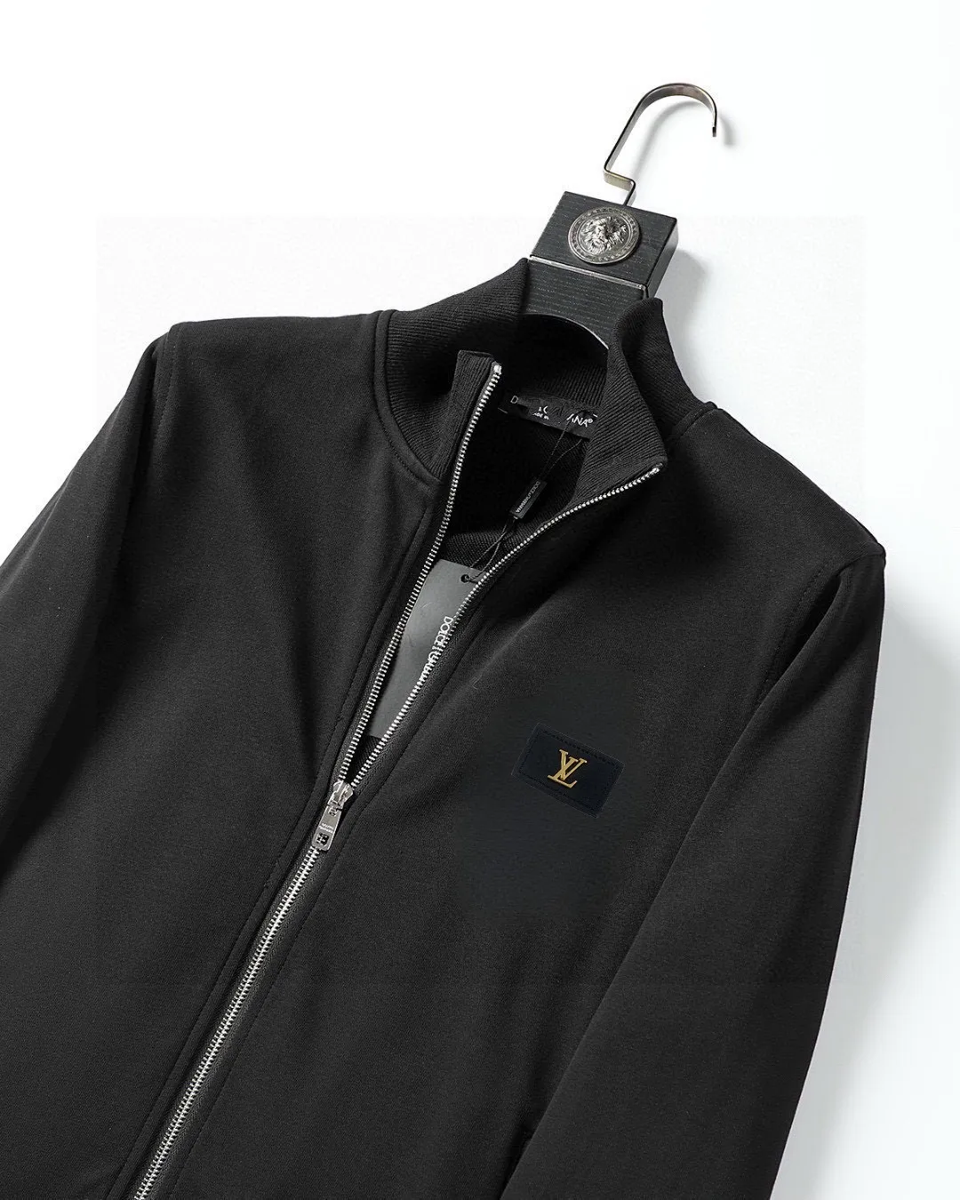 🅿️420 [Lv Louis Vuitton] (Fat Man Gospel) Hot-selling suit is coming. Focus on the original version of the official website. 2025 new hot-selling cardigan and sweatshirt suit. The original order is the best. 🇭🇰The meticulous work of top designers is dedicated to a fitting and perfect upper body effect. All-natural high-quality Roman cotton 100%, close-fitting comfort, noble and elegant! Original hardware embodies elegance and nobility! Counter size: M-5XL (maximum wear up to 220 pounds)